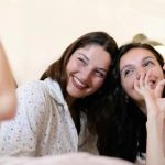 保加利亚正式加入欧元区，深圳代工厂转型TikTok女装头部，中国机器人闪耀CES 2026