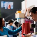 波兰投资193亿建深水集装箱枢纽，印度美妆电商Nykaa Q2净利润飙升至390万美元；中国跨境电商TIR运输实现破冰