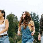 俄罗斯动物造型摆件发光木质小屋热销，lululemon第三季度中国大陆营收增长46%，电动洗地拖把海外热销